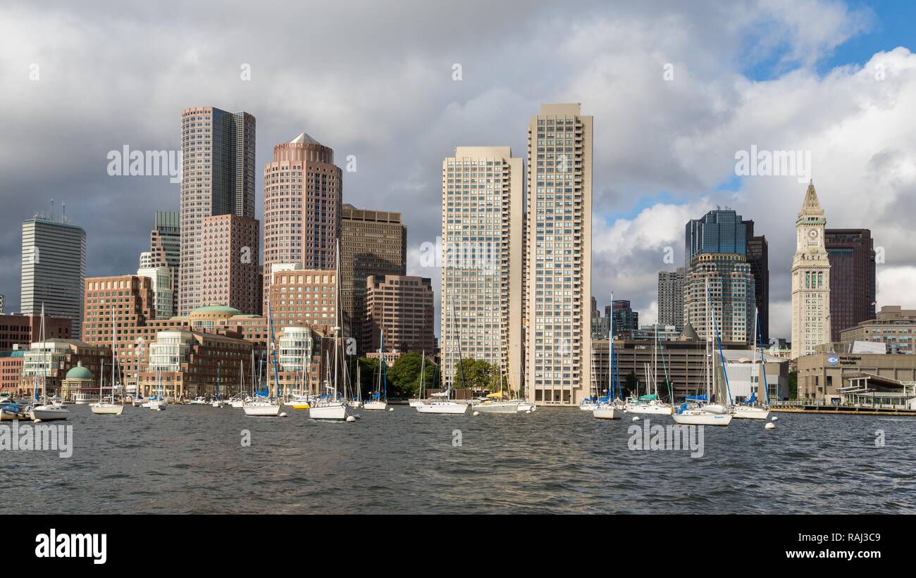 Vistas del perfil de la ciudad de Boston, rascacielos, en frente de los veleros en el canal principal de Boston, Boston, Massachusetts, EE.UU. Foto de stock