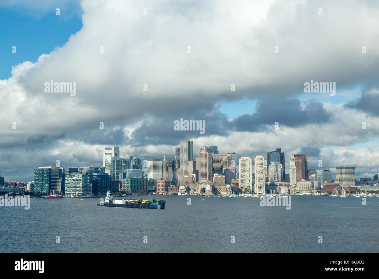 Ver el horizonte de Boston, rascacielos, en buque de carga frontal en el canal principal de Boston, Boston, Massachusetts, EE.UU. Foto de stock