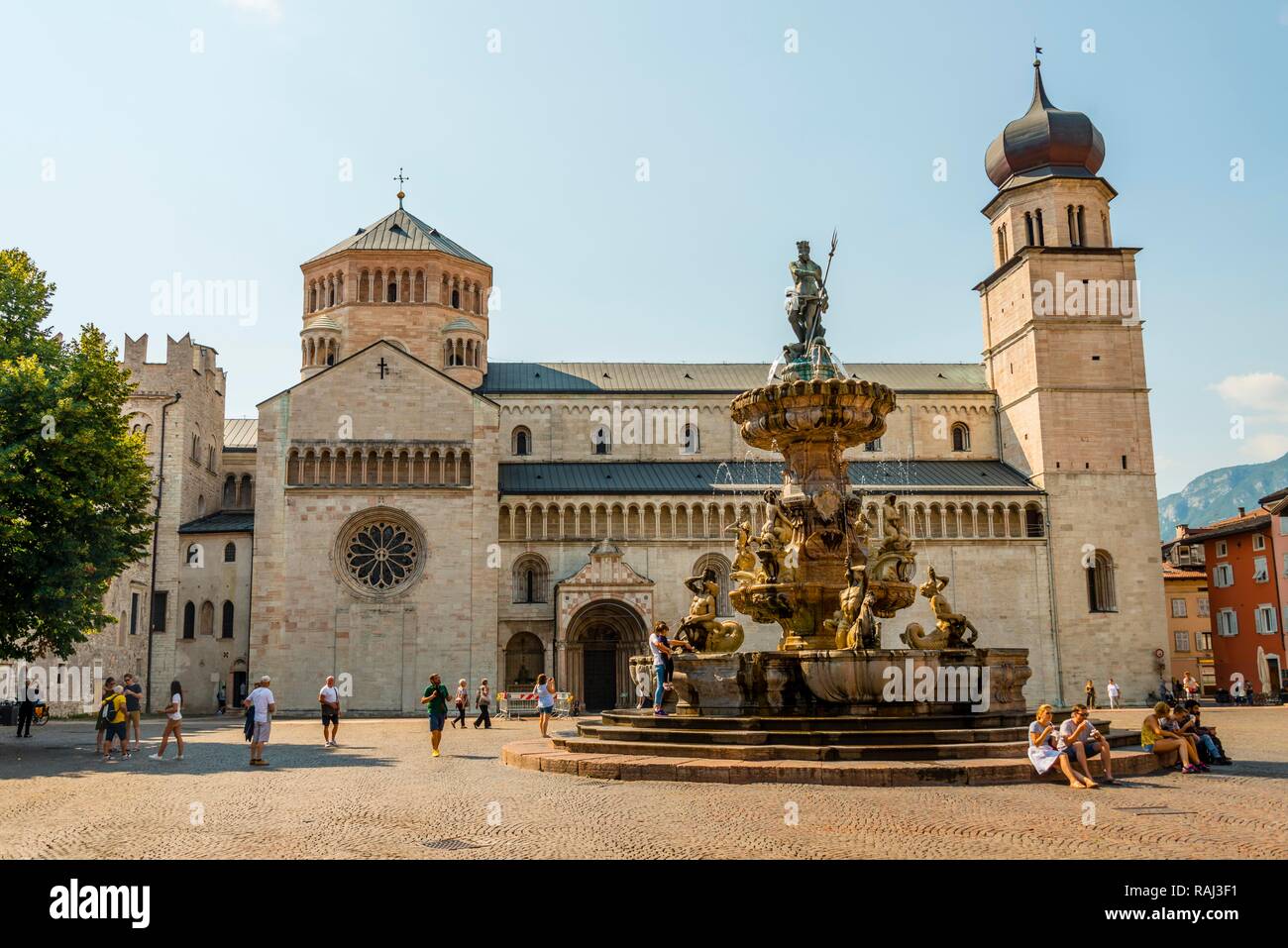 La Plaza de la catedral, la Piazza del Duomo, con la fuente de Neptuno, la Fontana del Nettuno, el Palazzo Pretorio, la Catedral de Trento. Foto de stock