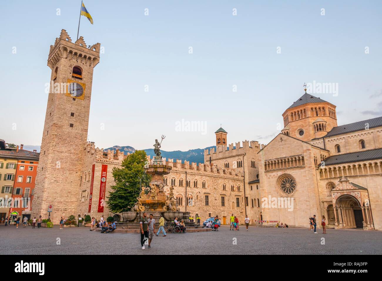 La Plaza de la catedral, la Piazza del Duomo, con la fuente de Neptuno, la Fontana del Nettuno, la Torre del Reloj del Palazzo Pretorio Foto de stock