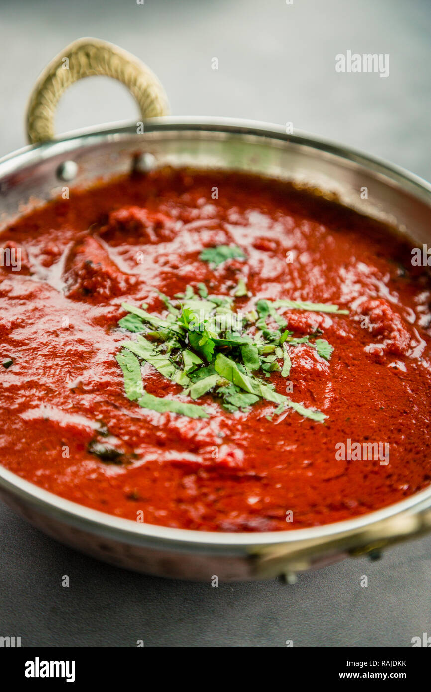 Comida exquisita de India, para entregar en casa, cenar con la familia y amigos Foto de stock