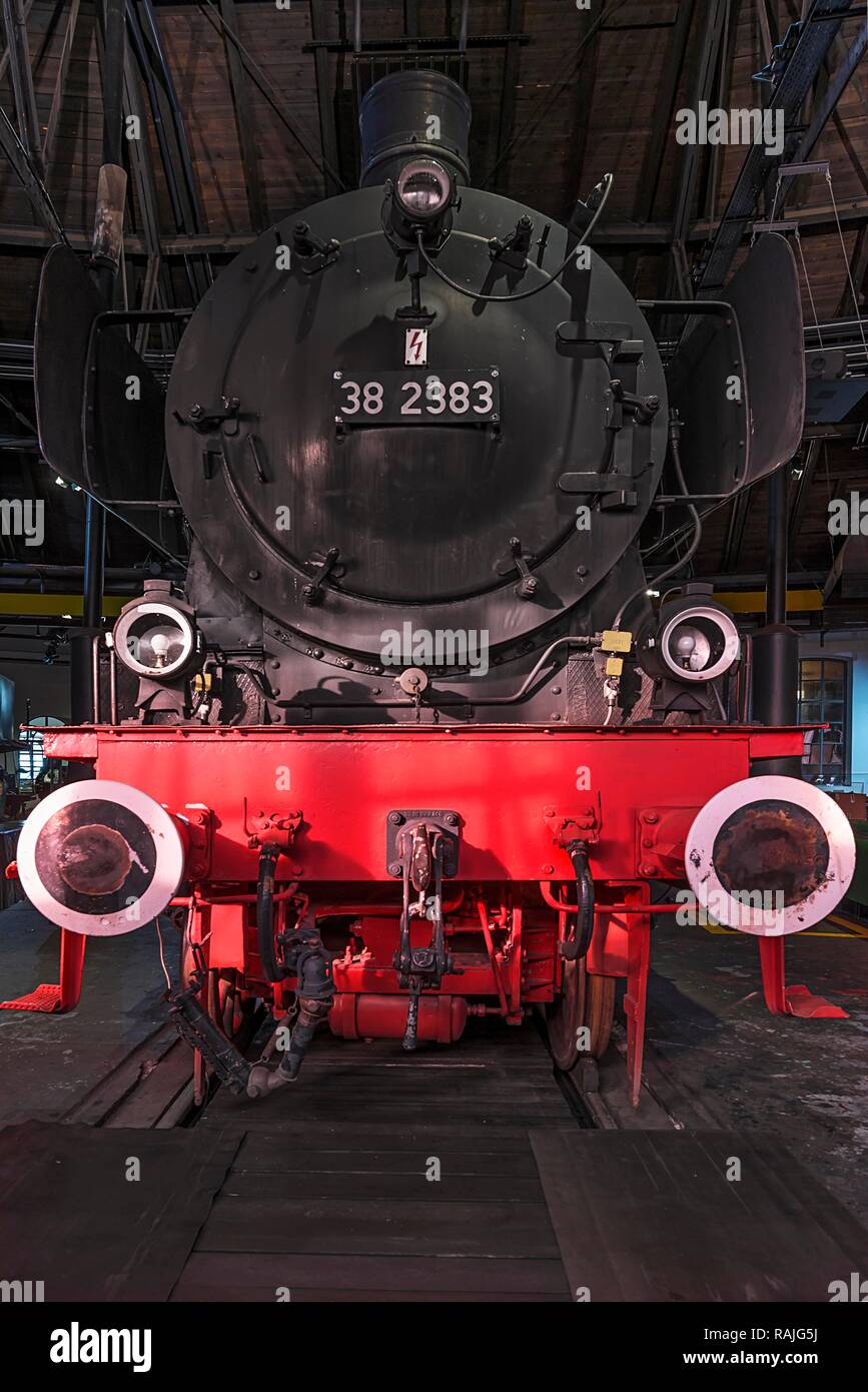 Locomotora de vapor 38 2383 en la locomotora de vapor alemán Ringlokschuppen, museo, Neuenmarkt, Superior Franconia, Baviera, Alemania Foto de stock