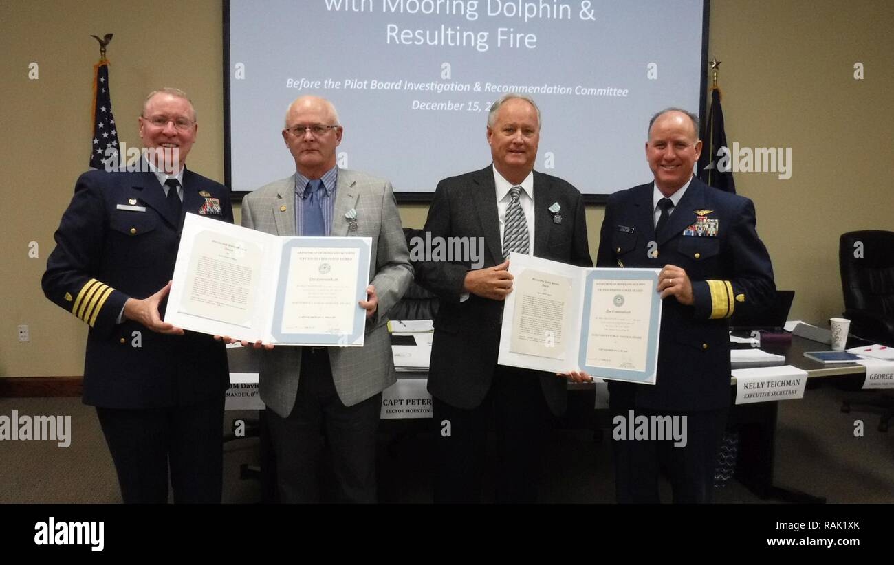 El capitán Peter Martin, comandante, Sector Houston-Galveston, y Contralmirante. David Callahan, comandante de Guardacostas, 8º distrito, presentar el premio meritorio al servicio de Guardacostas a Houston pilotos capitanes Michael McGee y Michael Phillips, 10 de febrero de 2017. Ellos recibieron el premio por su excelente respuesta al Río Aframax incendios petroleros en el Houston Ship Channel, septiembre de 2016. Foto de stock