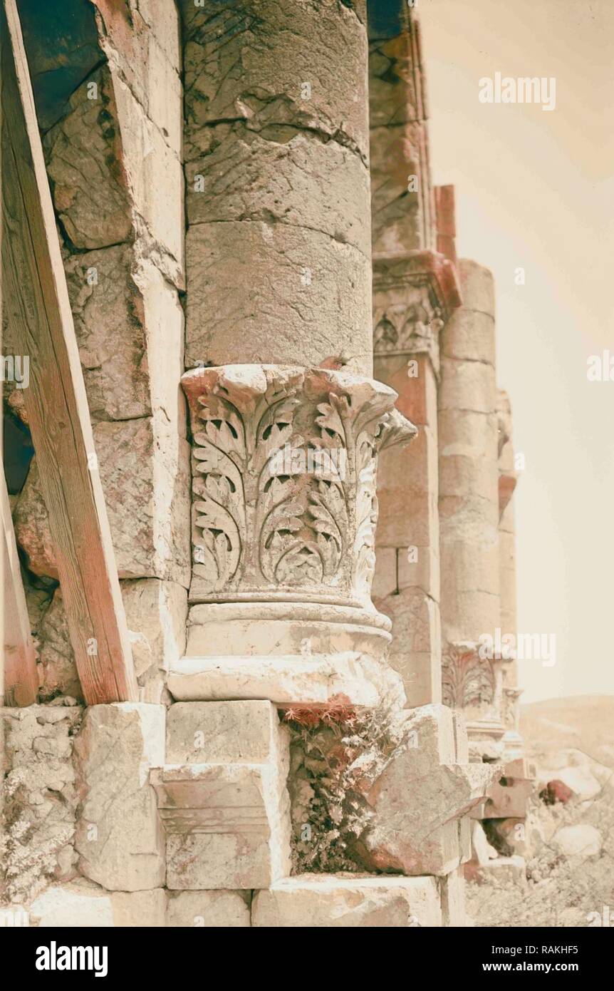 Al este del Jordán y el Mar Muerto, el capitel corintio de arco triunfal.  El Arco de Adriano, a bases de Corinto reinventado Fotografía de stock -  Alamy