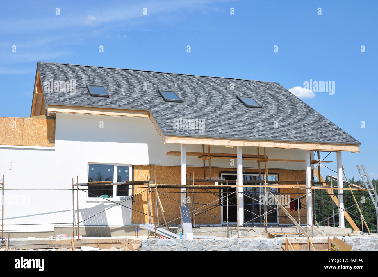 Tragaluz ático. Construcción impermeabilización Exterior. La construcción  de casas con techo de tejas de asfalto, lucernarios, terraza, patio, pintar  las paredes exteriores Fotografía de stock - Alamy