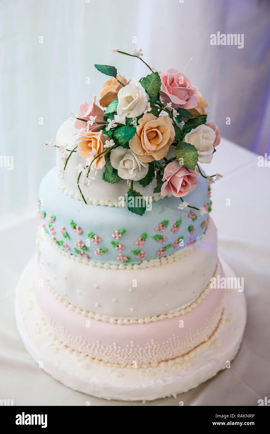 Pastel de bodas con flores. Foto de stock