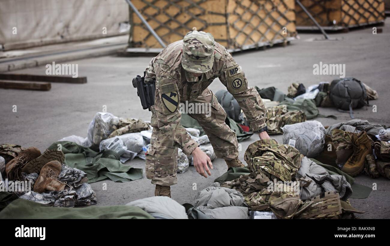 Army Spc. Ian Rode Basto, 368o compañía de la Policía Militar, el agente de aduanas inspecciona el equipamiento que se enviaron a los EE.UU. Febrero 14, 2017 en el Aeropuerto Internacional de Hamid Karzai en Kabul. CMRE transportes aéreos realizar inspecciones conjuntas con agentes de aduanas antes de material es enviado de vuelta a los Estados Unidos. Foto de stock