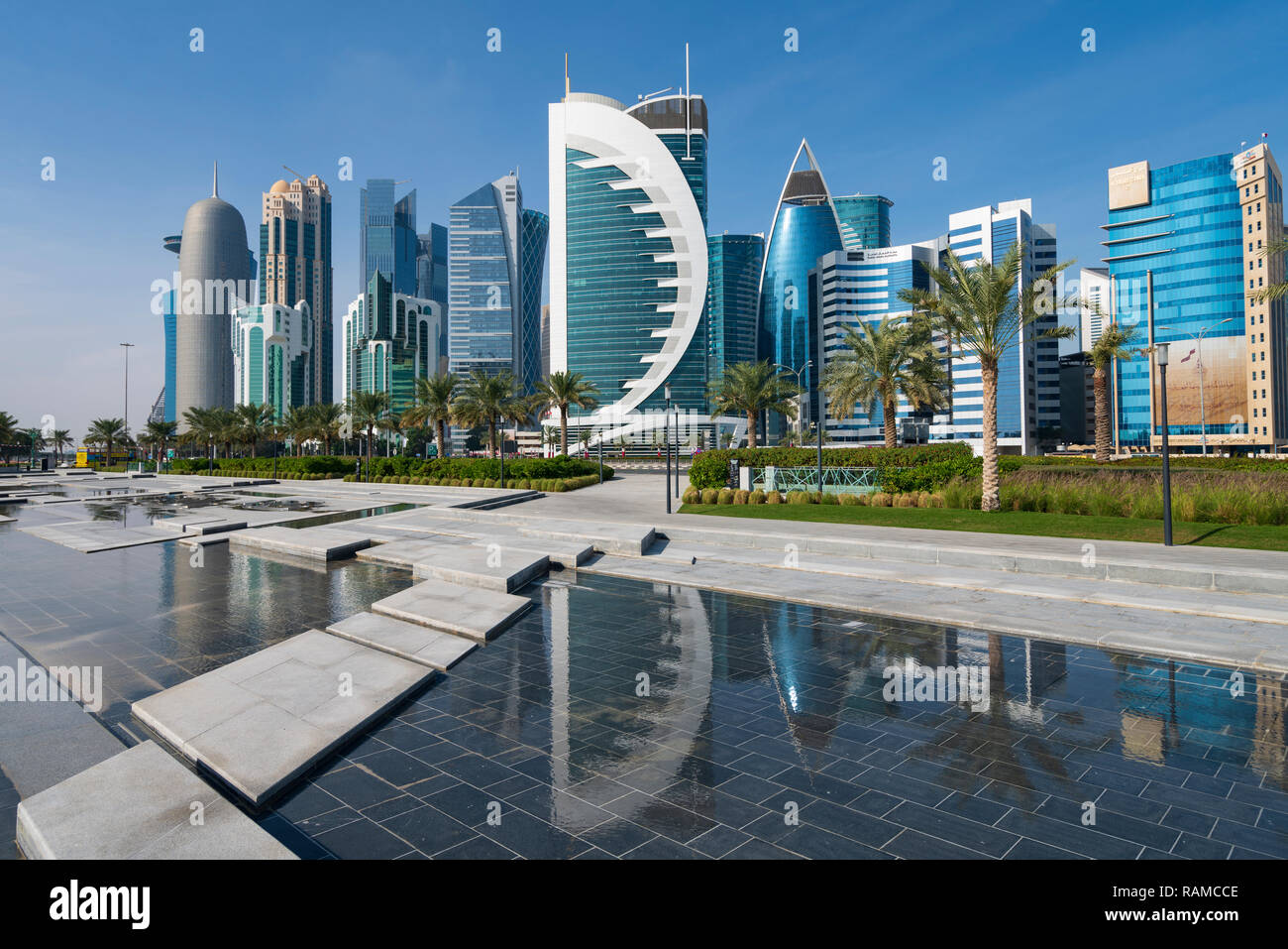 Vistas diurnas de West Bay distrito comercial en Doha, Qatar Foto de stock