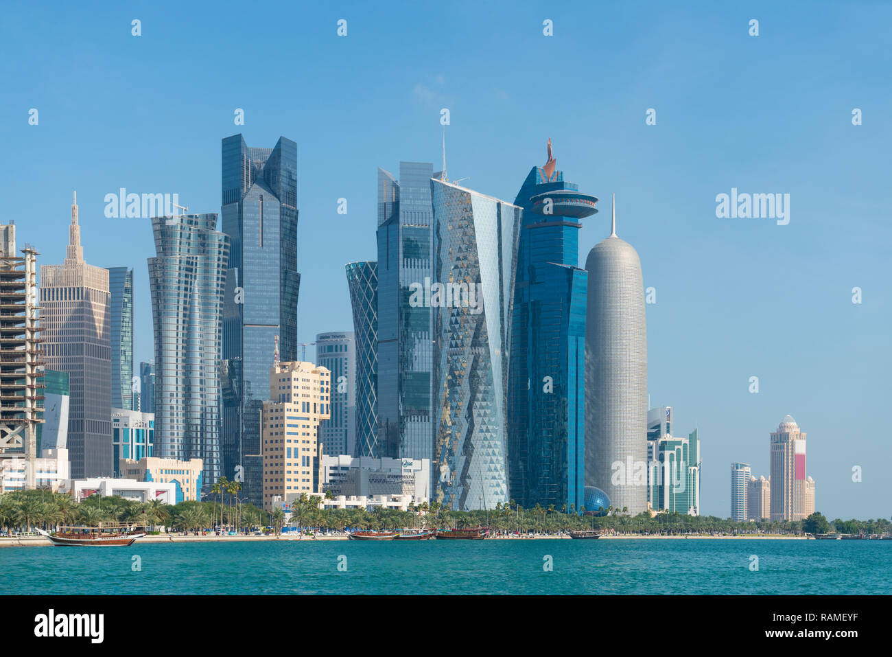 Vistas diurnas de West Bay, en el distrito de negocios de la Corniche, en Doha, Qatar Foto de stock