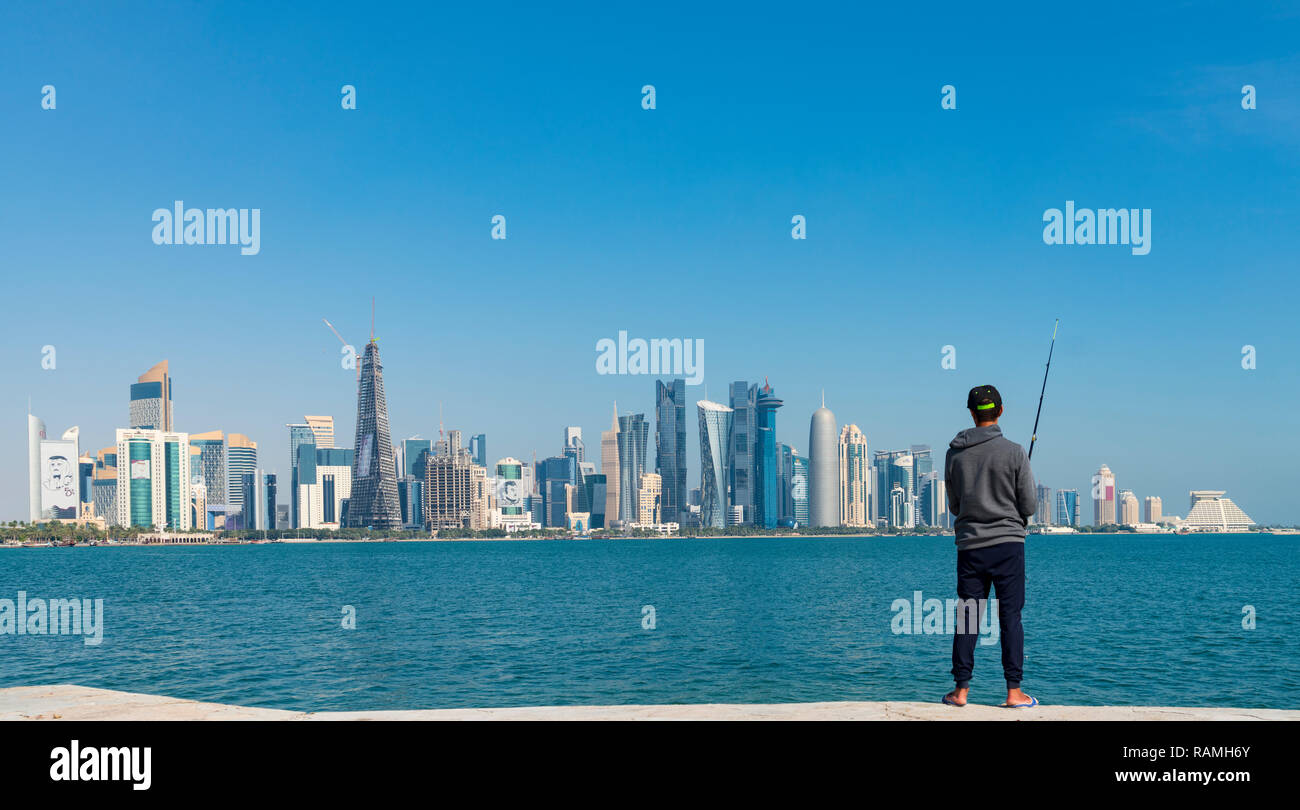 Vistas diurnas de West Bay, en el distrito de negocios de la Corniche, en Doha, Qatar Foto de stock