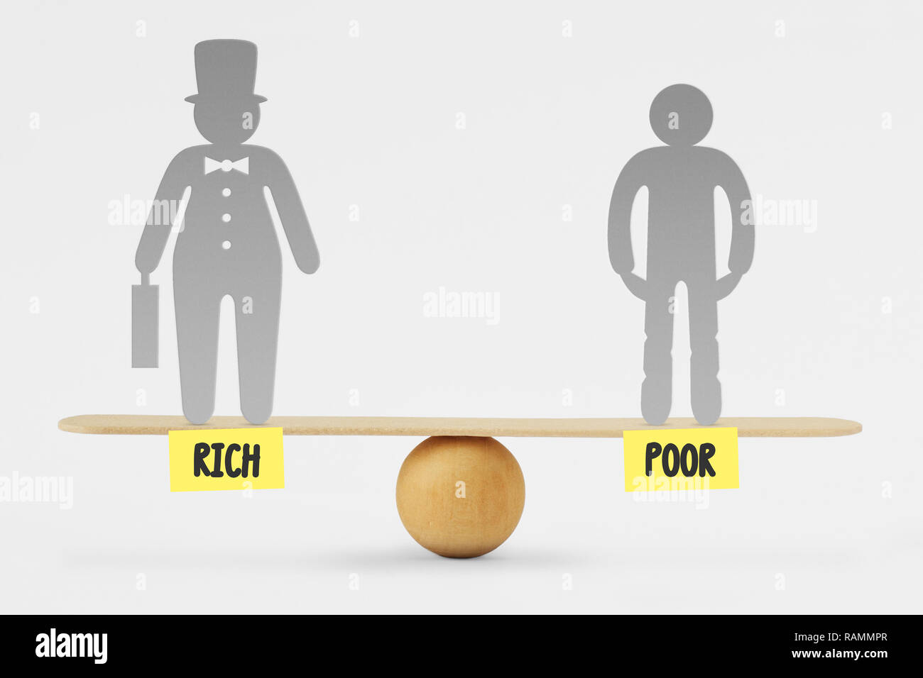 Las personas pobres y las ricas en balanza - Concepto de igualdad social Foto de stock