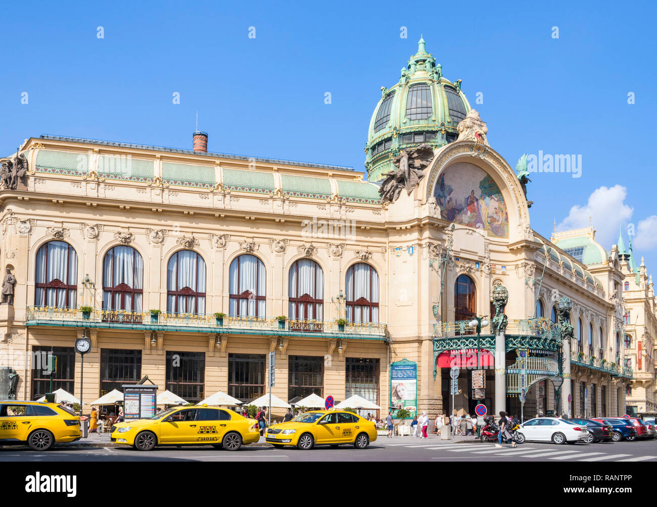 La Casa Municipal de Praga Praga taxis Obecní dům cola fuera del Concert Hall Praga República Checa Europa Foto de stock