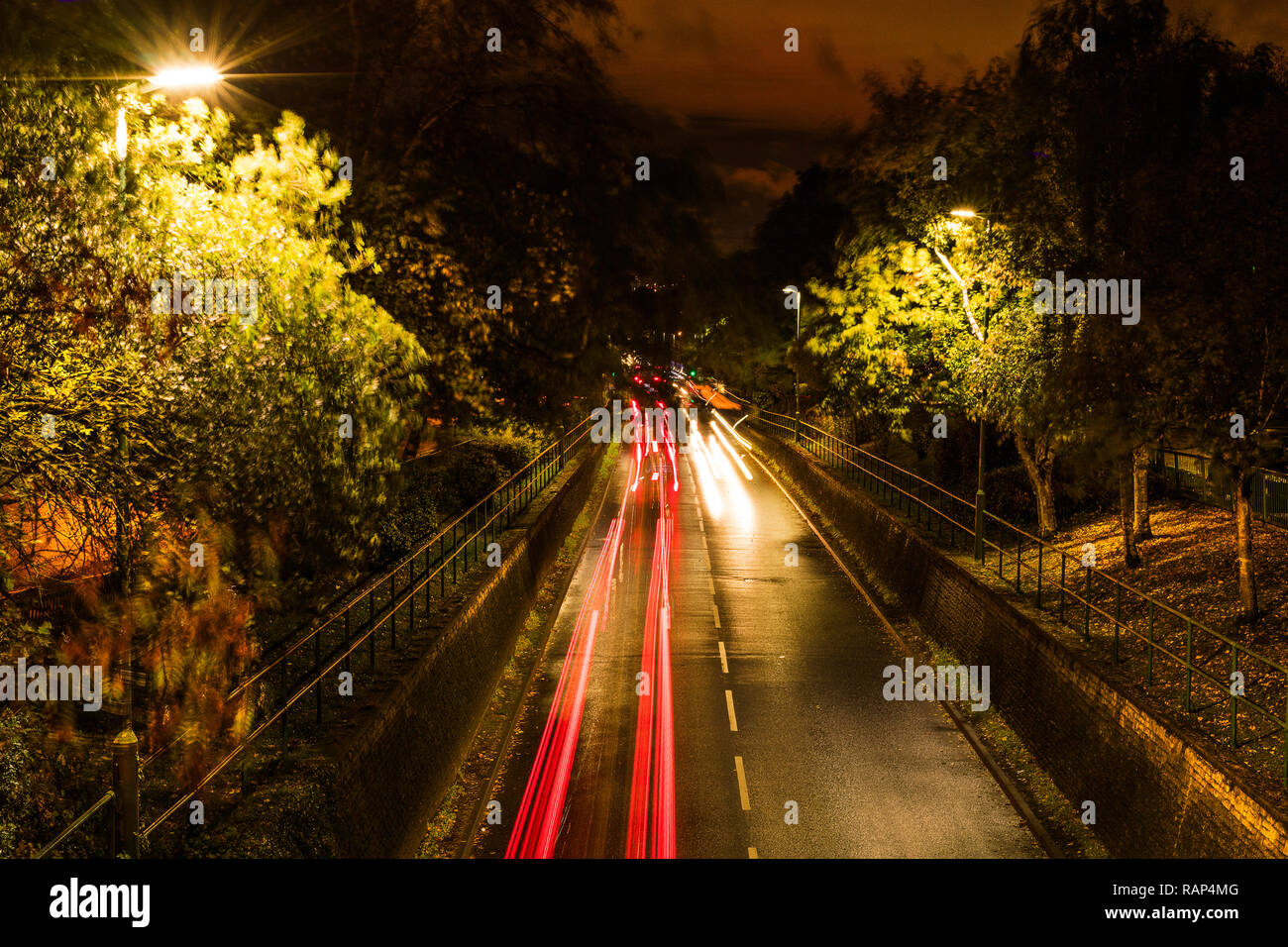 Luces LED de la calle y los faros de coche LED glare, produciendo una  intensa reflexión, y trastornos visuales en la carretera por la noche  Fotografía de stock - Alamy