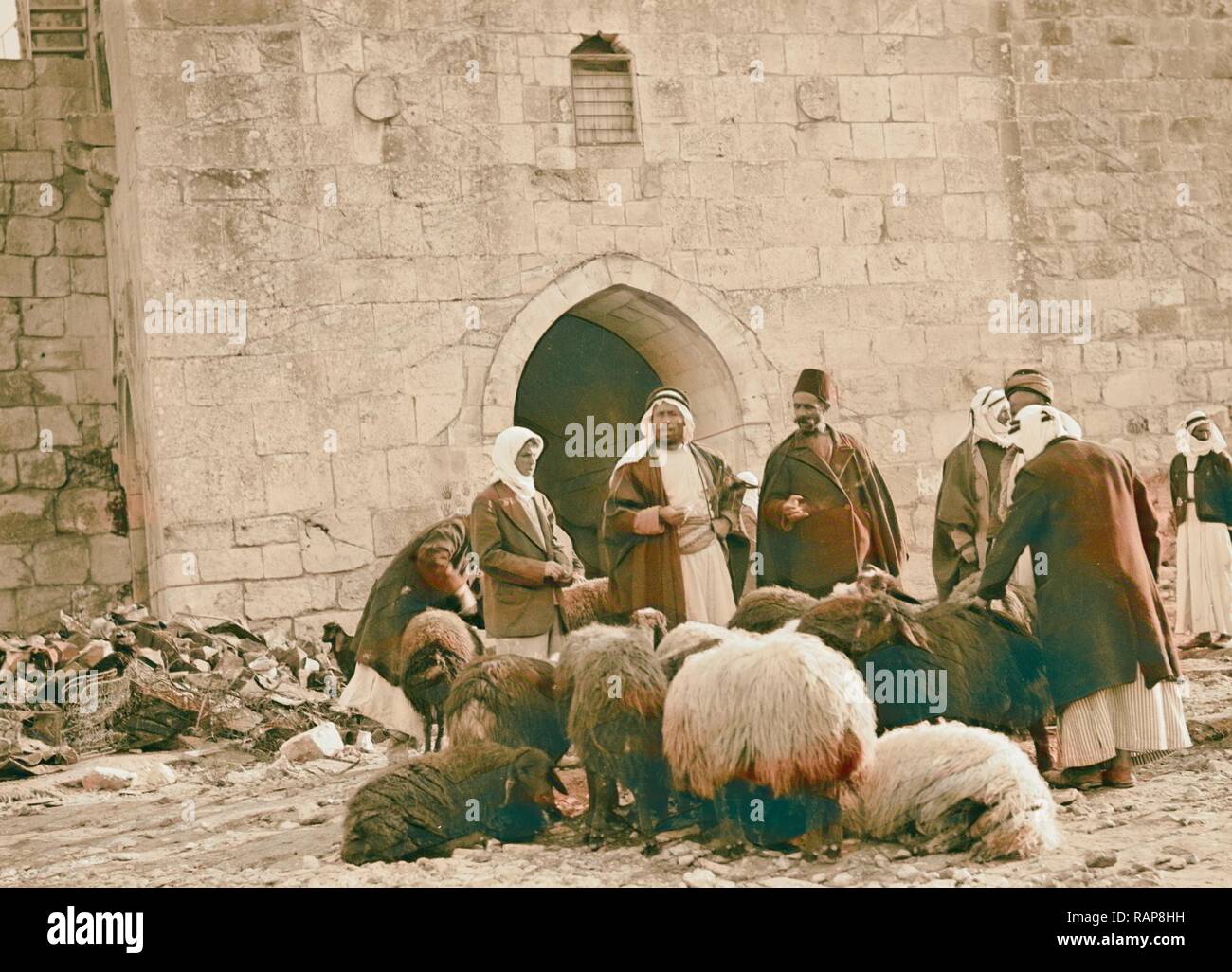 Mercado de ovejas en la Puerta de Herodes. En 1934, Jerusalén, Israel.  Reimagined by Gibon. Arte clásico con un toque moderno reinventado  Fotografía de stock - Alamy