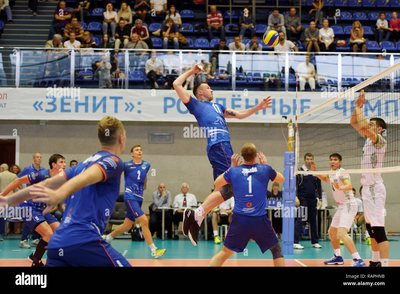 San Petersburgo, Rusia - Septiembre 5, 2018: Ataque en voleibol match Ural, Rusia vs Atyrau, Kazajstán durante el torneo internacional Vyacheslav P Foto de stock