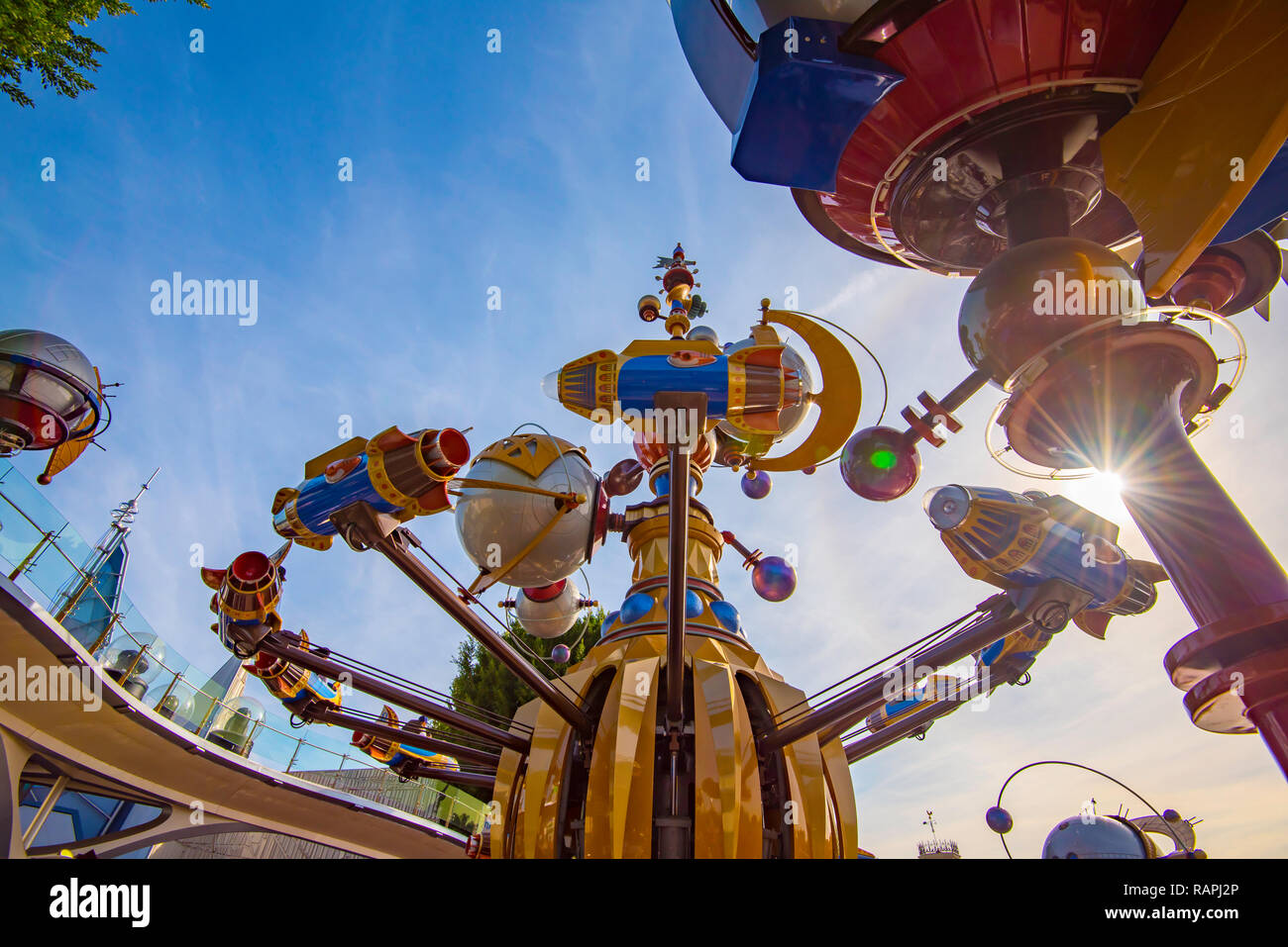 El Orbitron un paseo Rocket-Spinner en acción en Disneyland Anaheim de California, Los Ángeles, EE.UU. Foto de stock