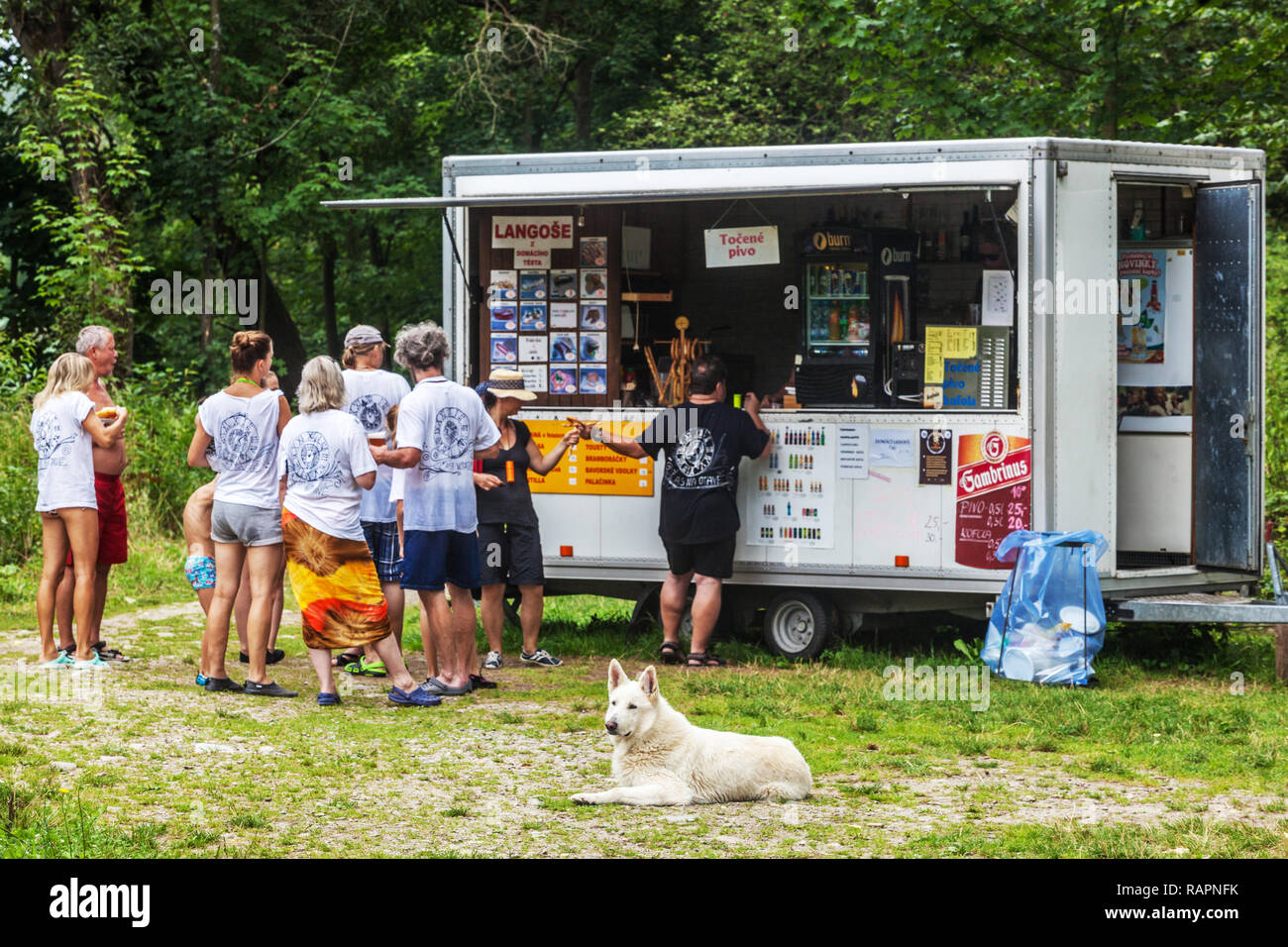 Soporte móvil con aperitivos, caravana de alimentos para las personas en camping, vacaciones de verano en agua, República Checa Foto de stock