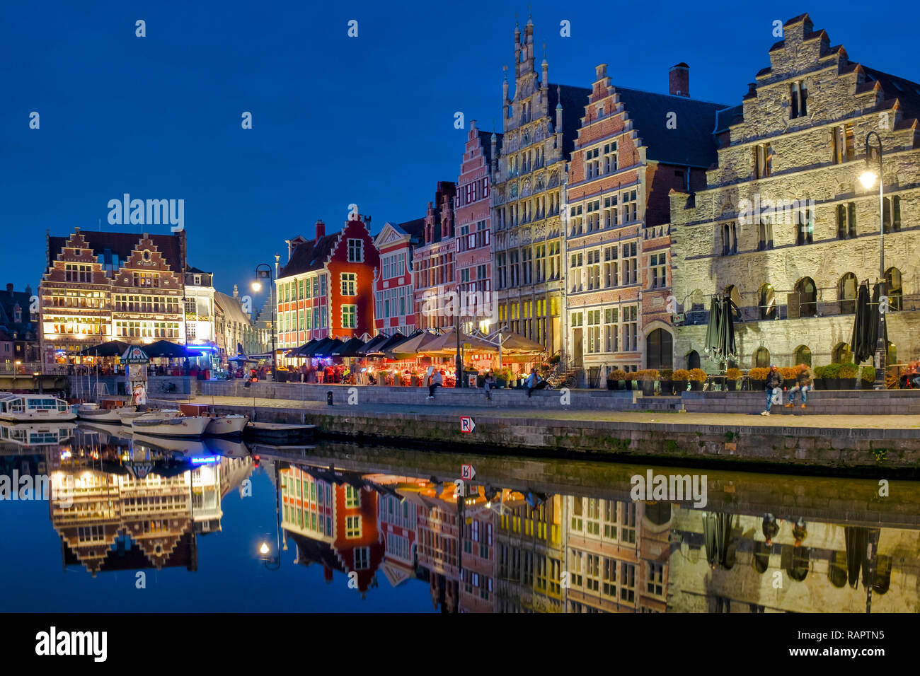 Graslei, un muelle en el centro histórico de la ciudad de Gante, Flandes, Bélgica Foto de stock