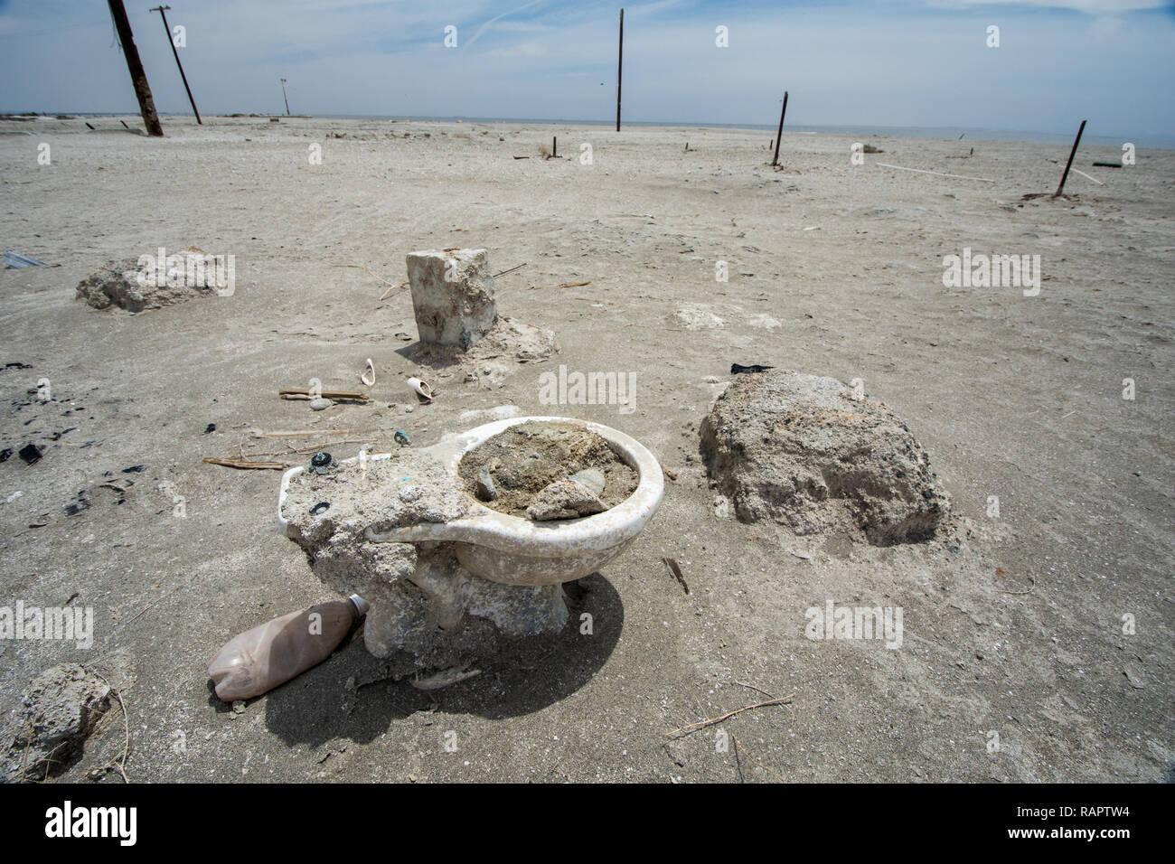 Inodoro encuentra en arena en Bombay Beach, California, un pueblo abandonado en el Mar de Salton Fotografía de stock - Alamy