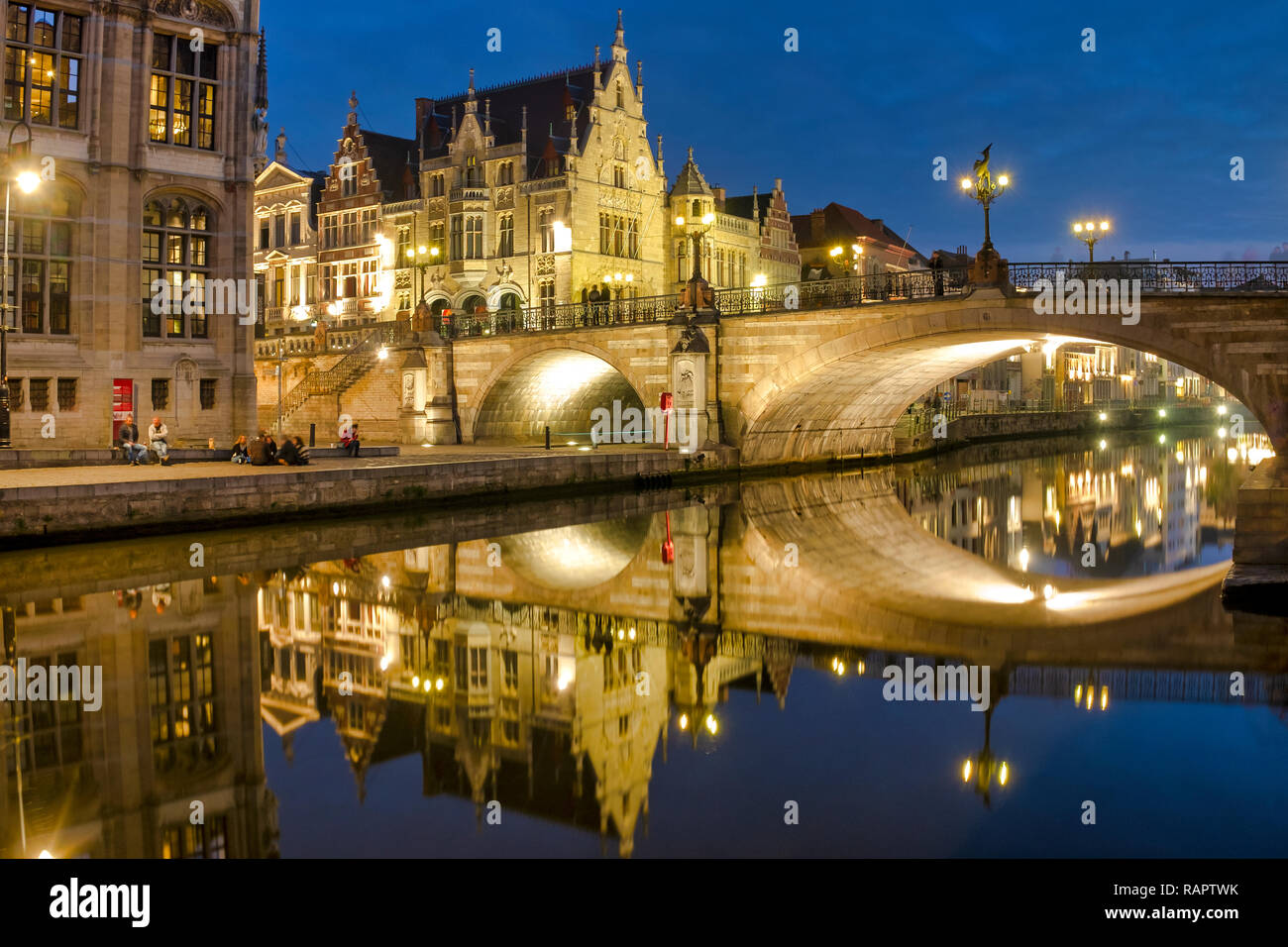 Graslei, un muelle en el centro histórico de la ciudad de Gante, Flandes, Bélgica Foto de stock