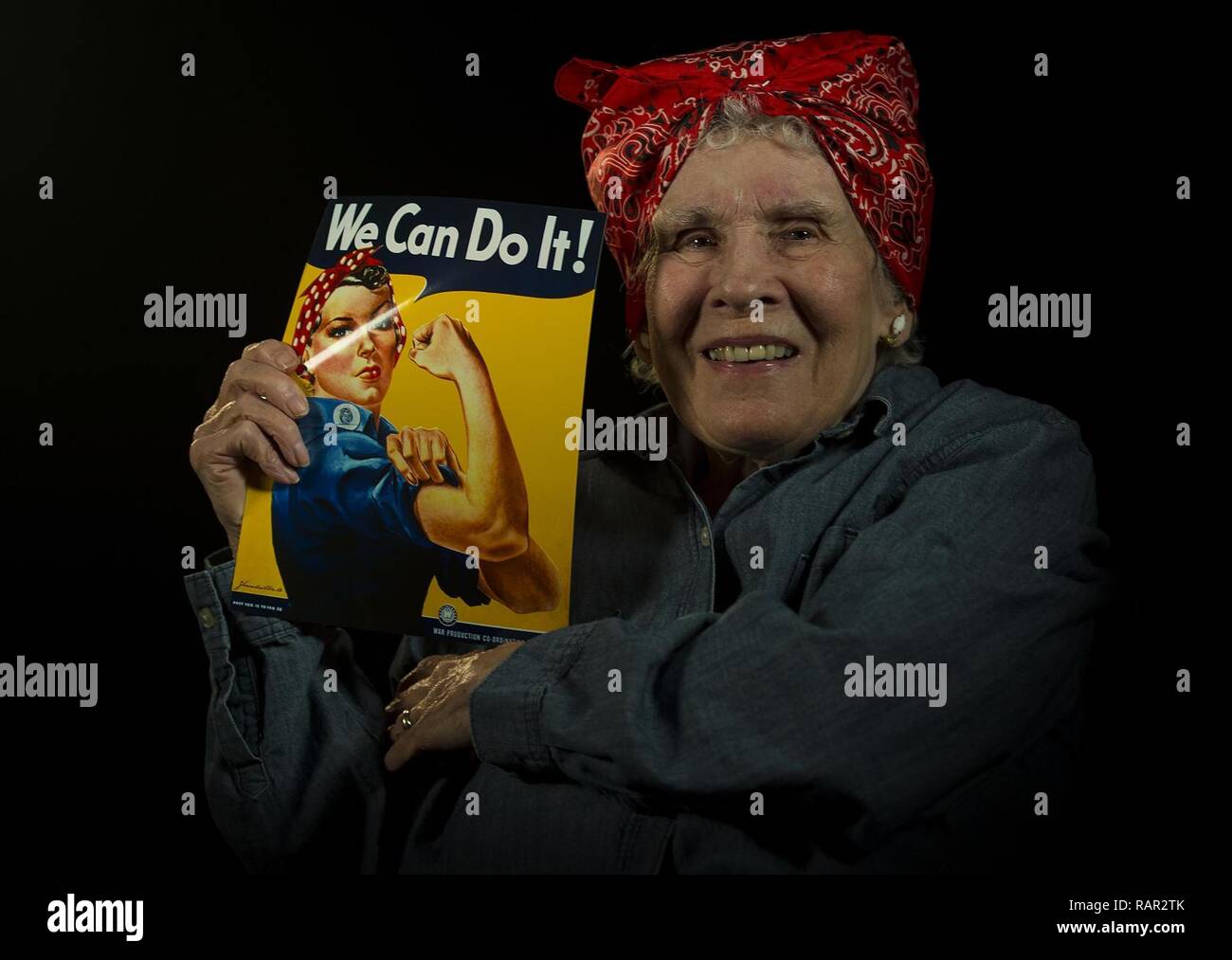 Margaret "Peggy" Wills, B-24 electricista durante la II Guerra Mundial, tiene un póster de reclutamiento en Minot Air Force Base, el 9 de febrero de 2017. Wills fue una Rosie la remachadora en Holman Field en Saint Paul, Minnesota. Foto de stock