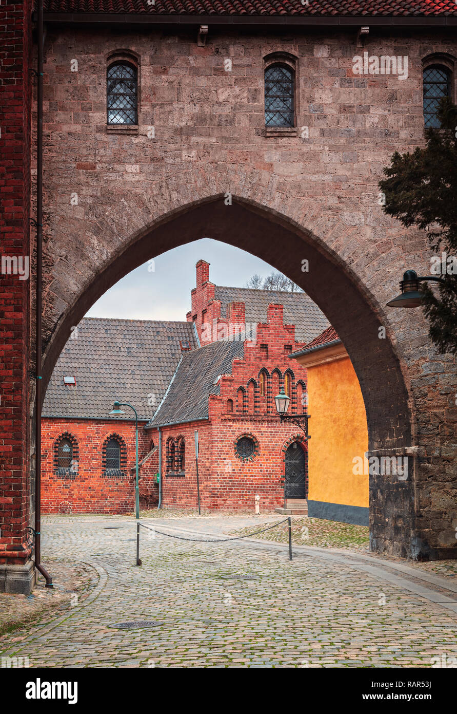Detalles arquitectónicos en el centro histórico de la ciudad de Roskilde, Dinamarca. Foto de stock