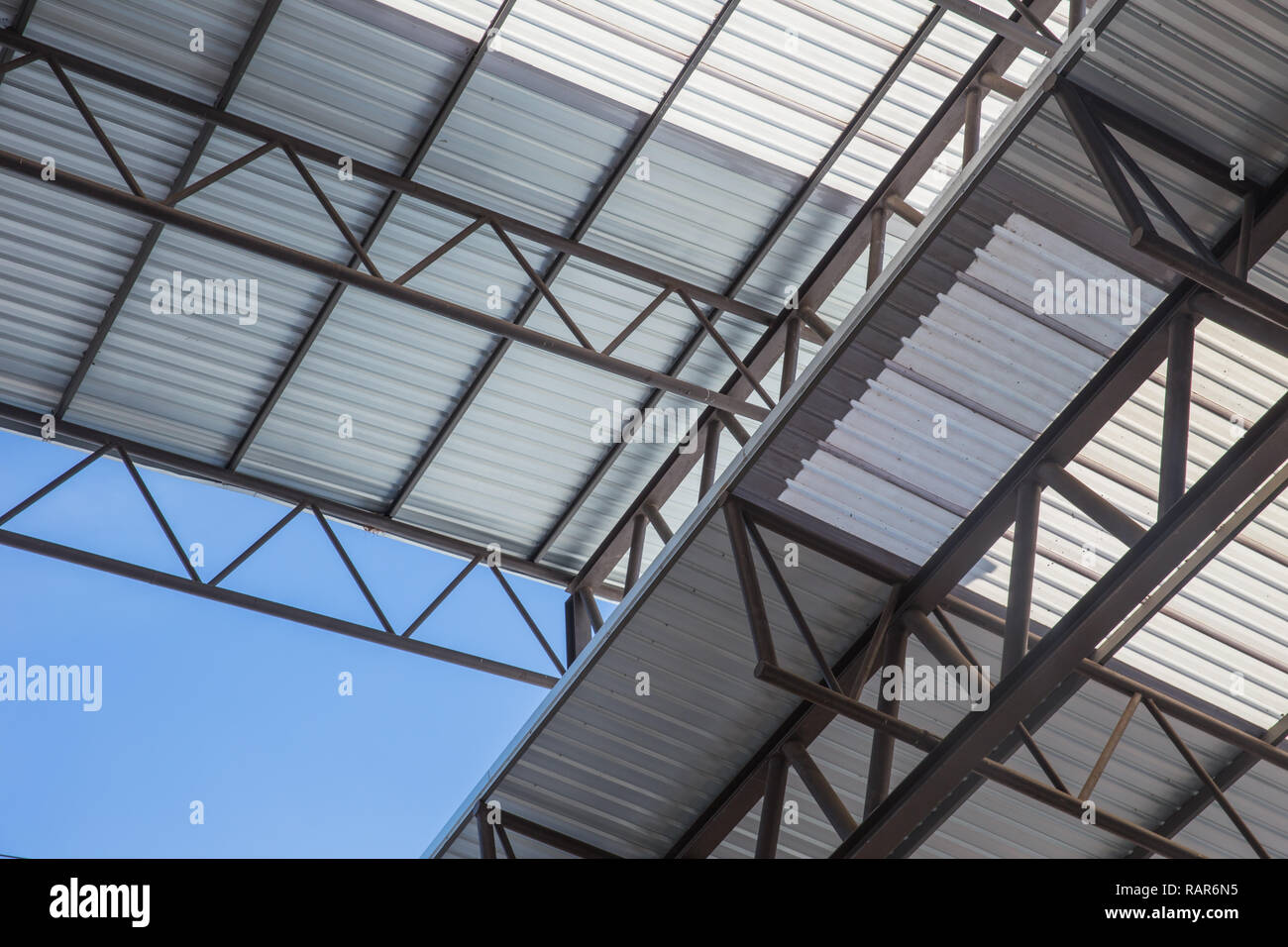 vesícula biliar Prominente Kosciuszko Interior del techo de chapa fotografías e imágenes de alta resolución -  Alamy