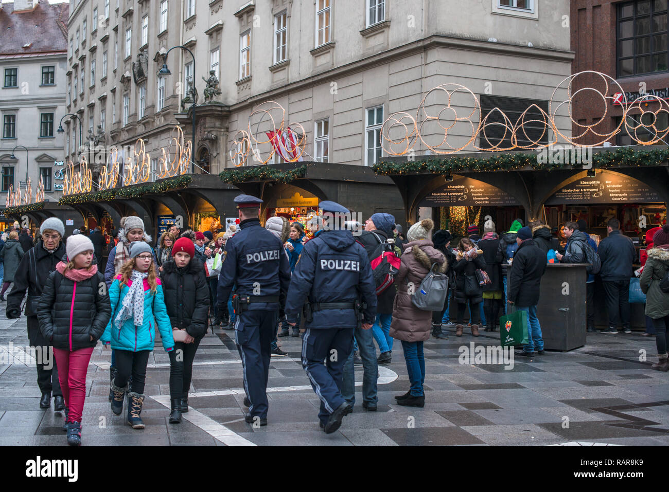 La policía austríaca caminar entre la multitud en el mercado navideño en la Plaza de San Esteban, Stephansplatz, Viena, Austria. Foto de stock