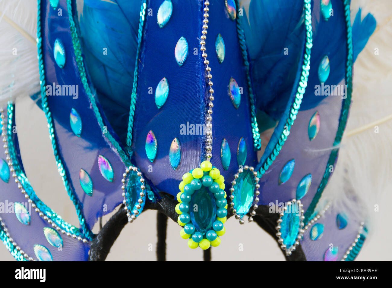 Detalle del casco con plumas y bordados para el carnaval Fotografía de  stock - Alamy