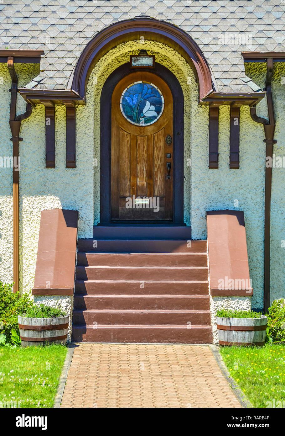 Elegante puerta delantera: arco elegante exterior puerta, puerta de madera  de una casa con el mosaico de vidrio secciones Fotografía de stock - Alamy