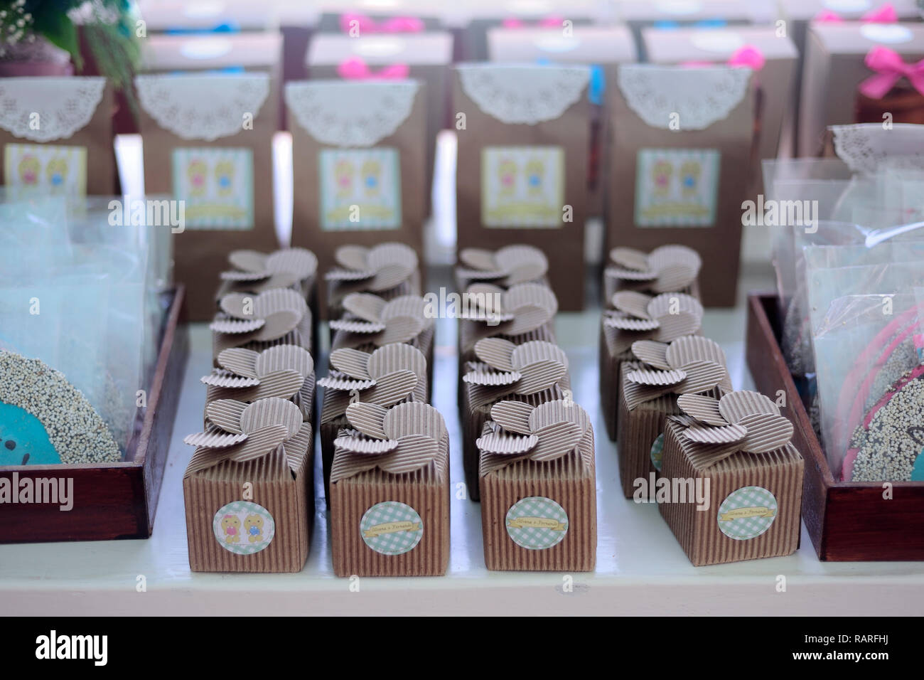 Mérida, Yuc/México - Nov 18, 2017: Twin bebés partido bautismal del lugar de decoración y regalos para los invitados. Cajas de cartón Foto de stock