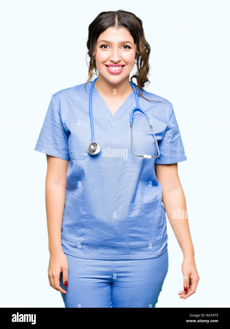 Adulto joven doctor mujer vistiendo uniformes médicos y fresco con una  feliz sonrisa en la cara. Persona afortunada Fotografía de stock - Alamy