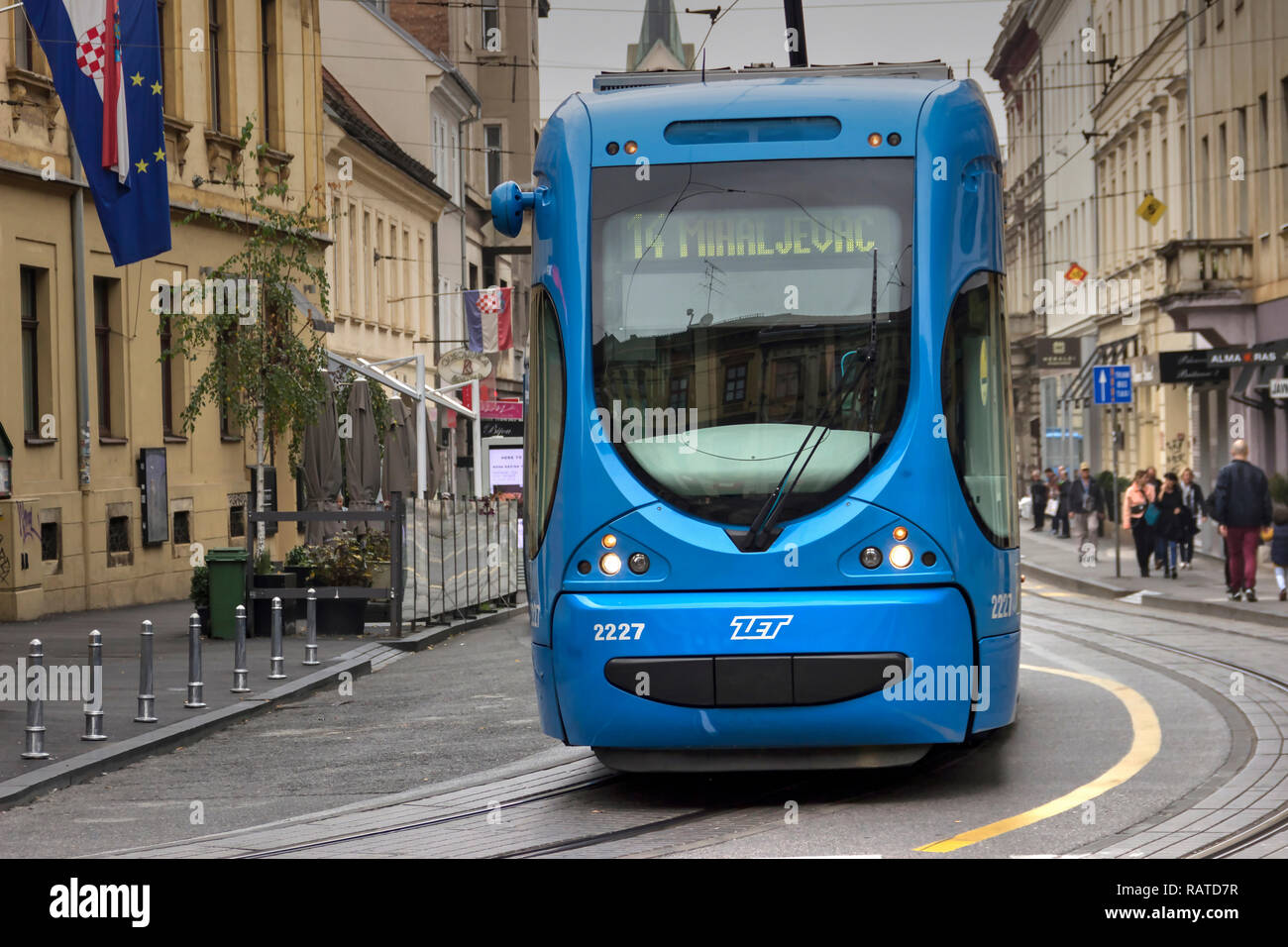 Zagreb, Croacia, Noviembre 2018 - Tranvía Azul nº 14 en la calle Frankopanska Foto de stock