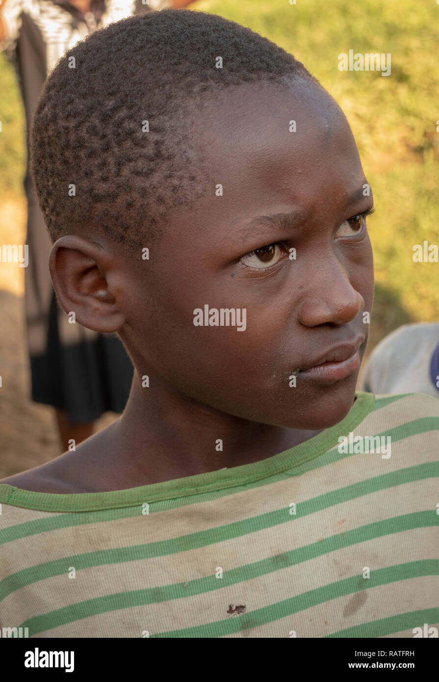 Joven muchacho ugandés, Bwindi, Uganda, África Foto de stock