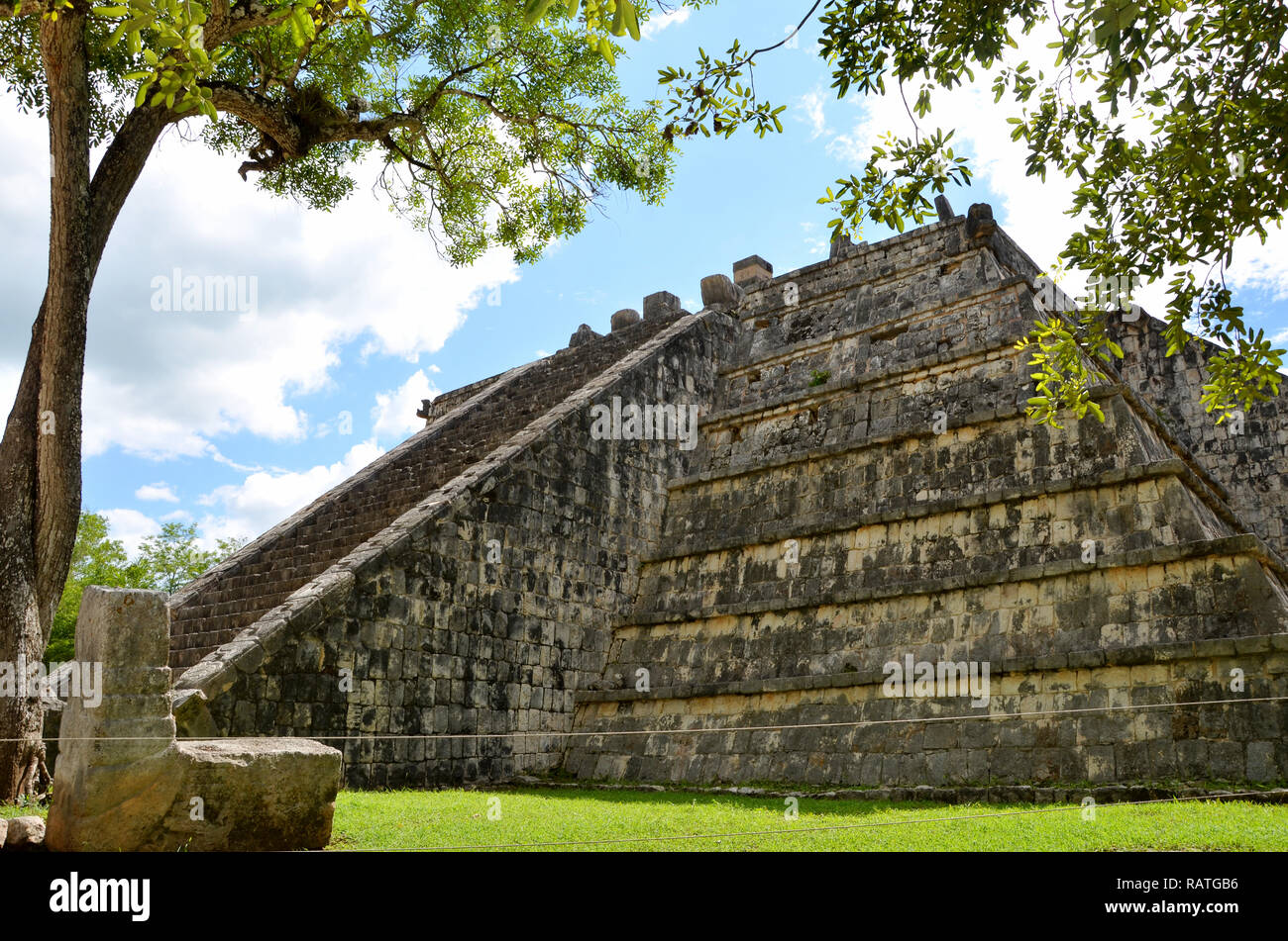La Tumba del Sumo Sacerdote, una de las estructuras en Chichen Itza en México Foto de stock