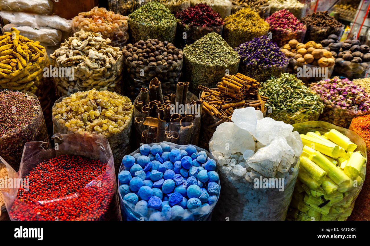 Colorido diferentes especias en el mercado de las especias en el viejo zoco Dubai Foto de stock