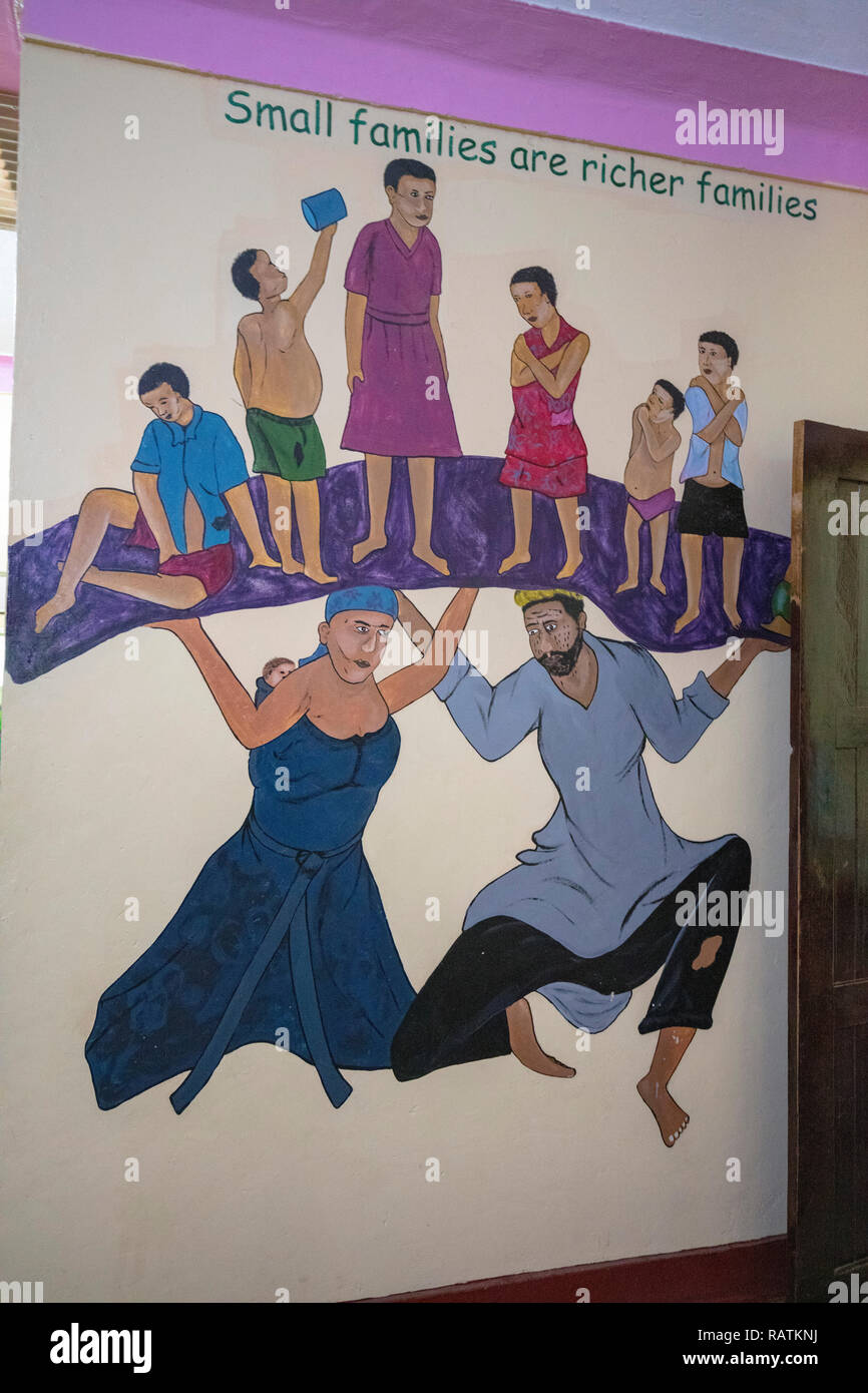 Las familias pequeñas son las familias más ricas de la pintura mural, Hospital Comunitario de Bwindi, en Uganda, África Foto de stock