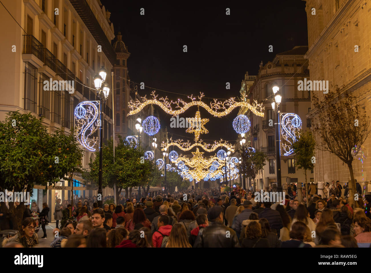 Sevilla, España - 15 de diciembre de 2018: Decoración de Navidad luces  alrededor de la Catedral de Sevilla de Santa María de la Sede (Catedral de  Sevilla Fotografía de stock - Alamy
