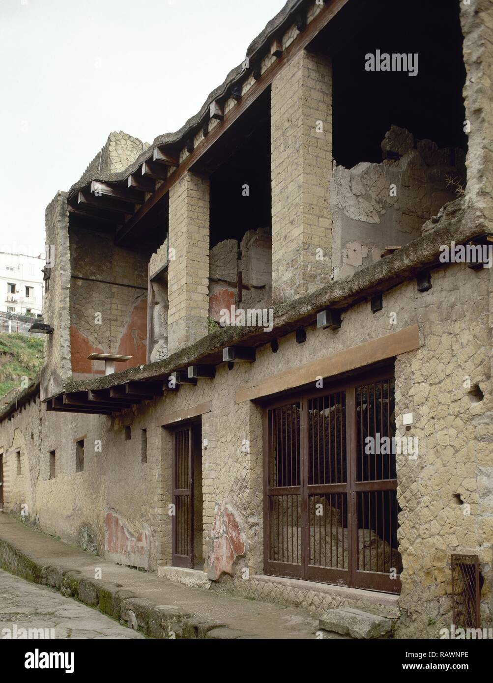 Italia. Herculano. Fachada de una tienda de vinos anexa a la Casa de Neptuno y Amphitrite. Este es uno de los mejor conservados de tiendas en Herculano. 1ª siglo. La Campania. Foto de stock