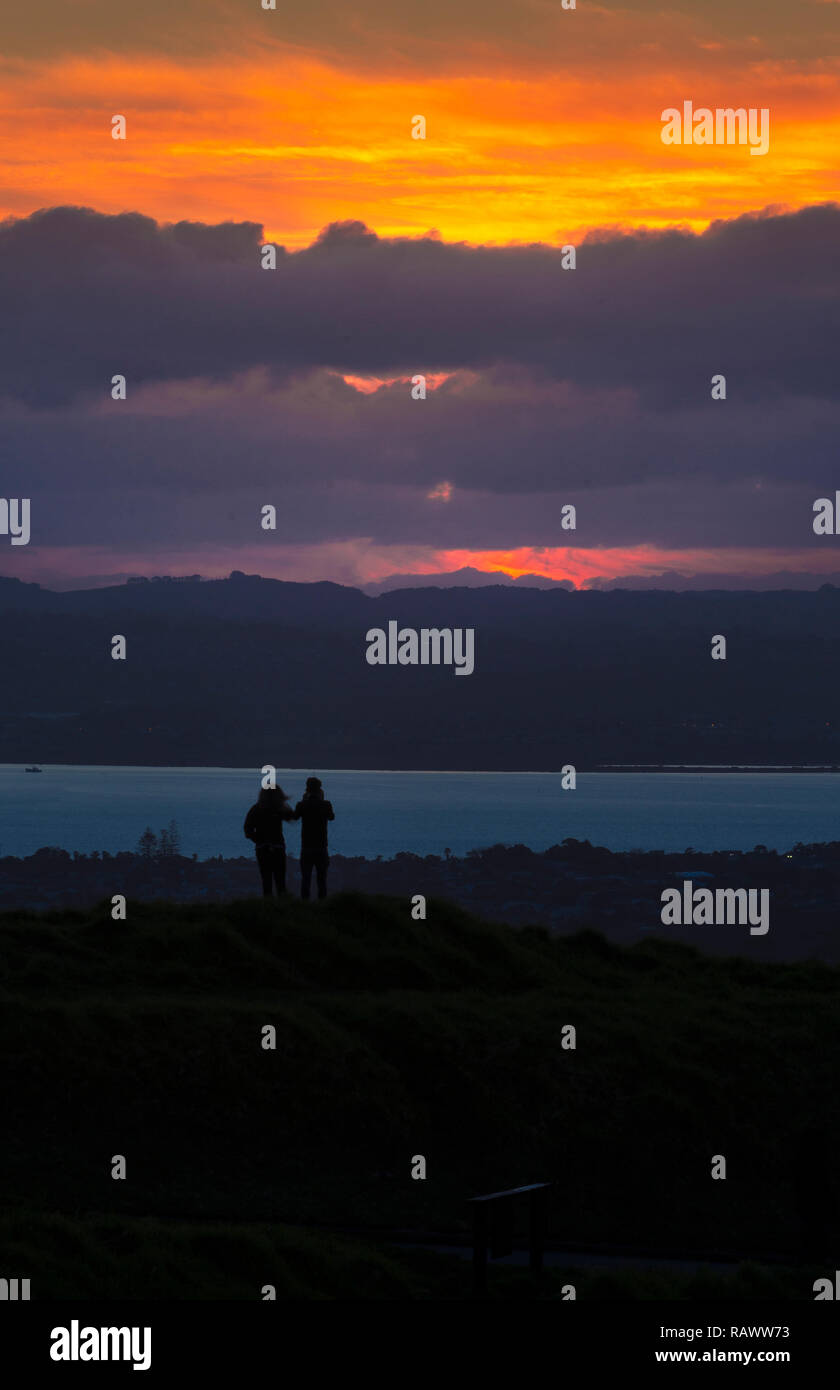 Pareja encantadora, hermosas puestas de sol sobre Mt Eden, en Auckland en Nueva Zelanda Foto de stock