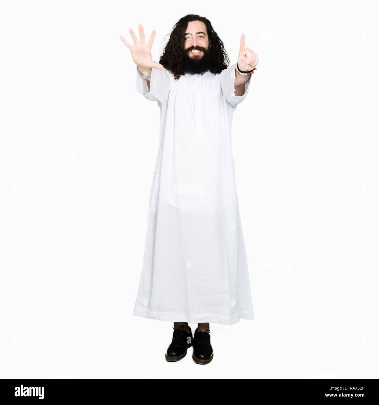 Jesucristo hombre vestido con traje mostrando y apuntando hacia arriba con  los dedos el número seis mientras sonríe seguro y feliz Fotografía de stock  - Alamy