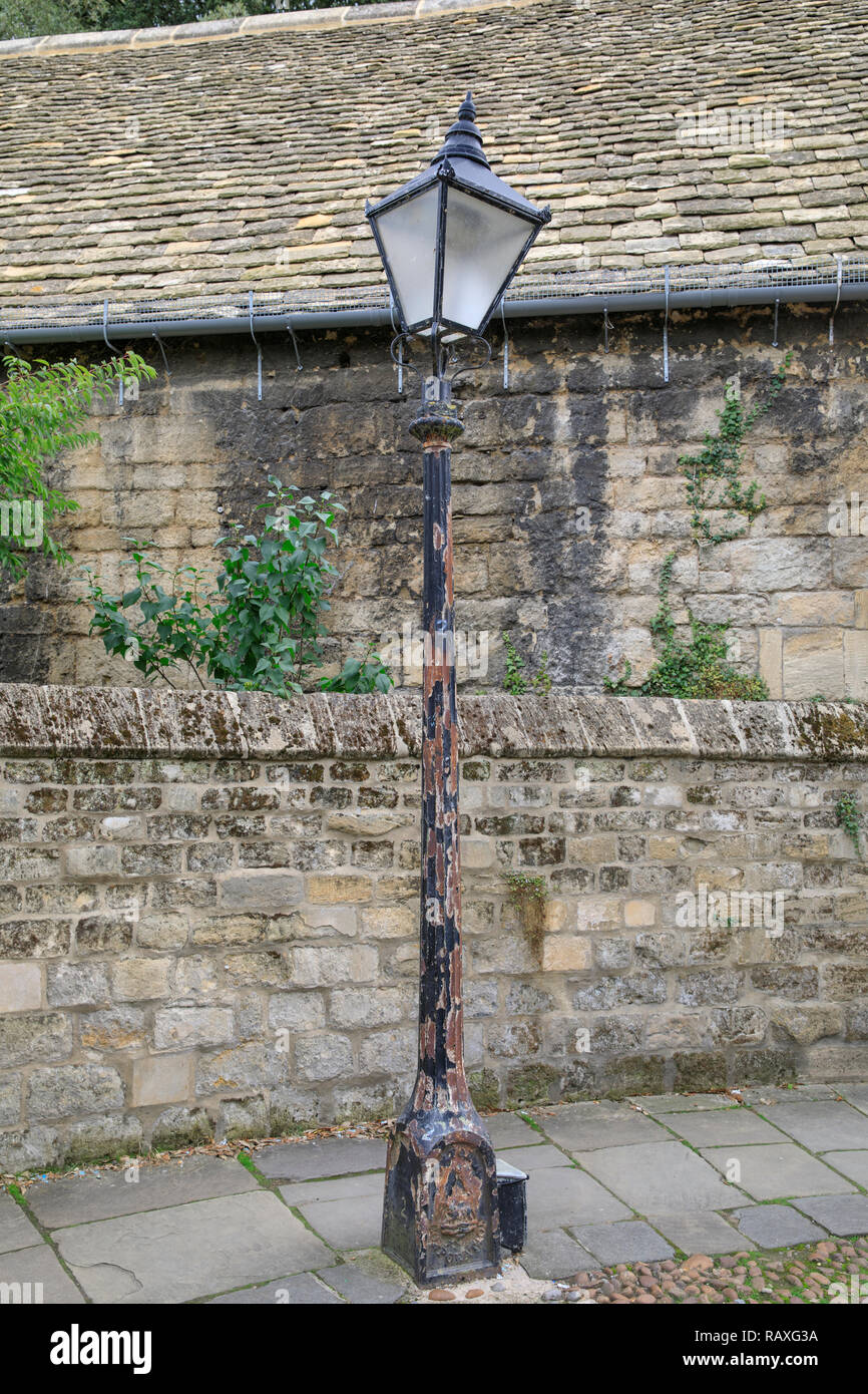 Una luz de old street en New College Lane, Oxford, Inglaterra. Foto de stock