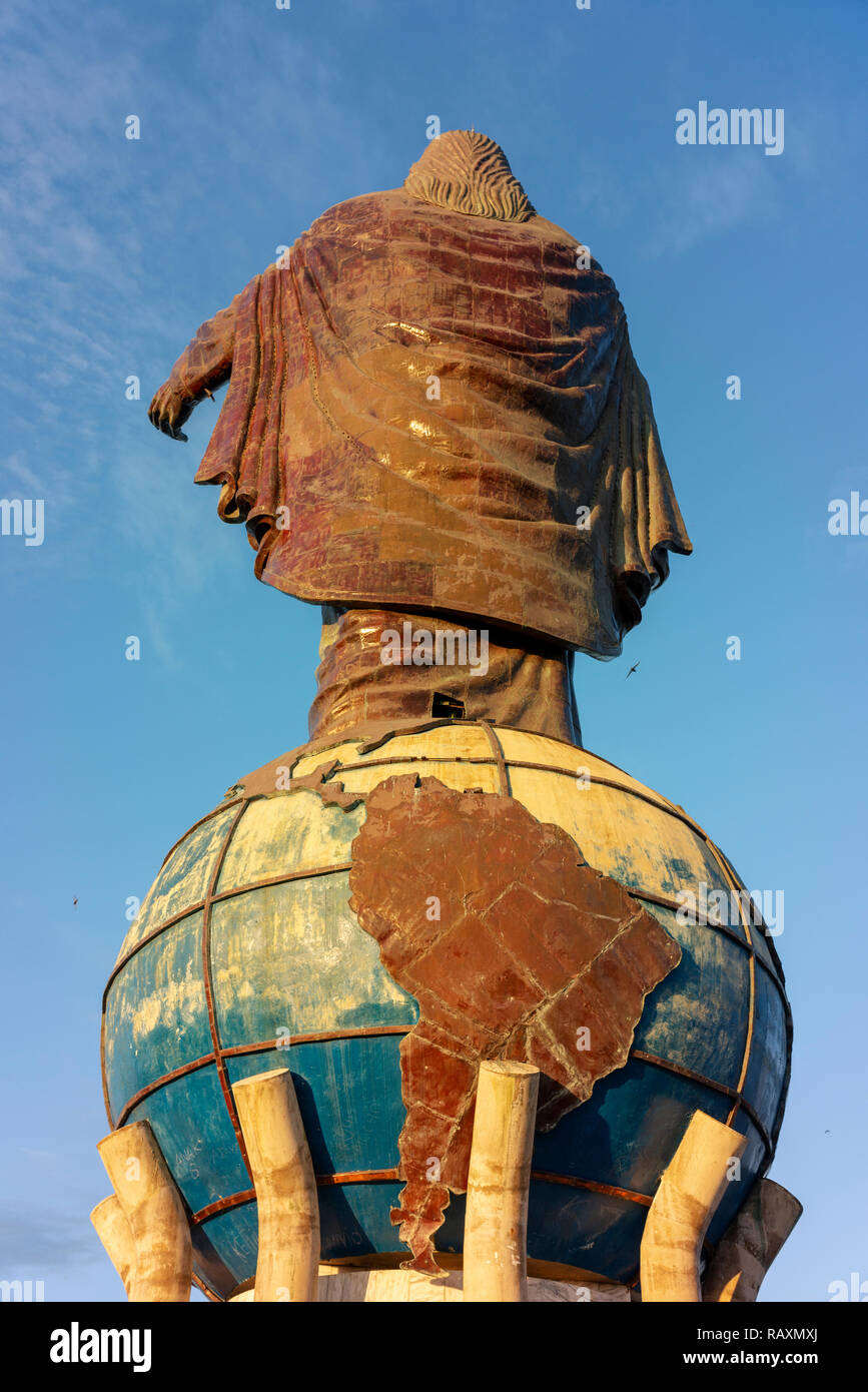 Cristo Rei de Dili, una gran estatua de Jesús, mira al mar cerca de la capital de Timor Leste. Foto de stock
