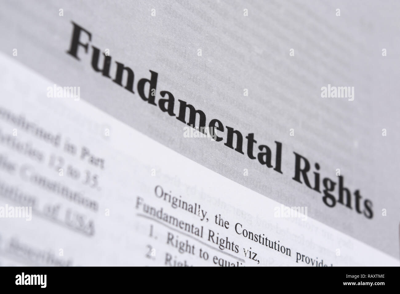 Maski,Karnataka, India - Enero 4,2019 : Derechos fundamentales en un libro impreso con letras grandes. Foto de stock