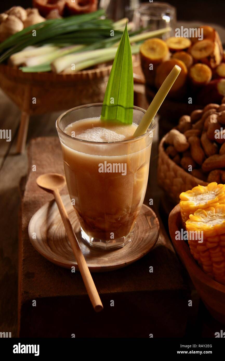 Bandrek. El Sundanés tradicional té de hierbas latte de Bandung, al oeste de Java. Foto de stock