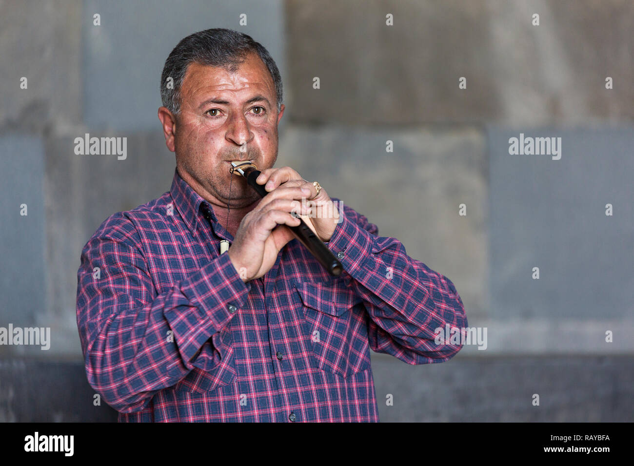 Hombre armenio tocando el instrumento musical armenio tradicional conocido como Duduk, Armenia. Foto de stock