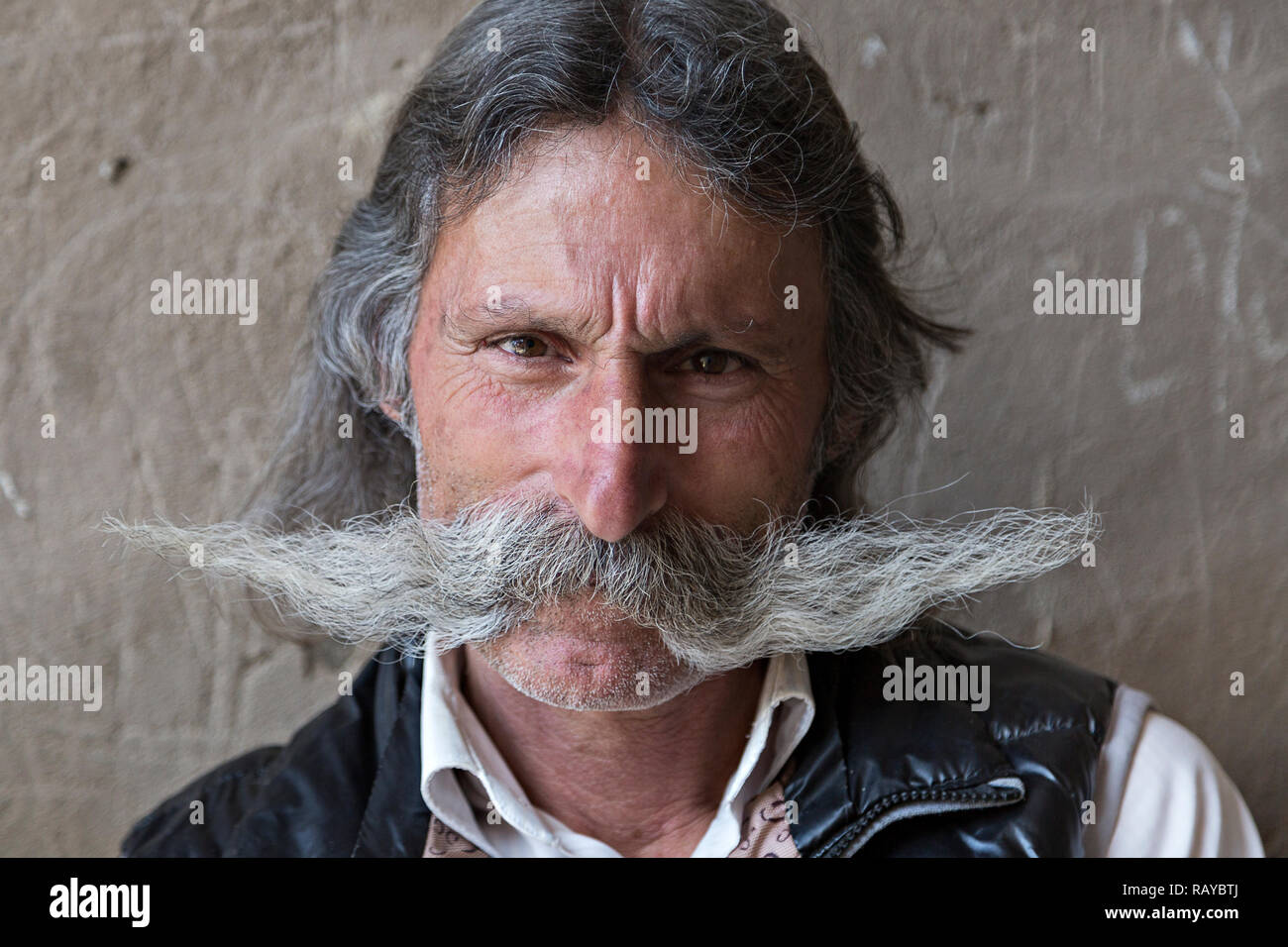 Hombre armenio con un gran bigote, en Ereván, Armenia. Foto de stock