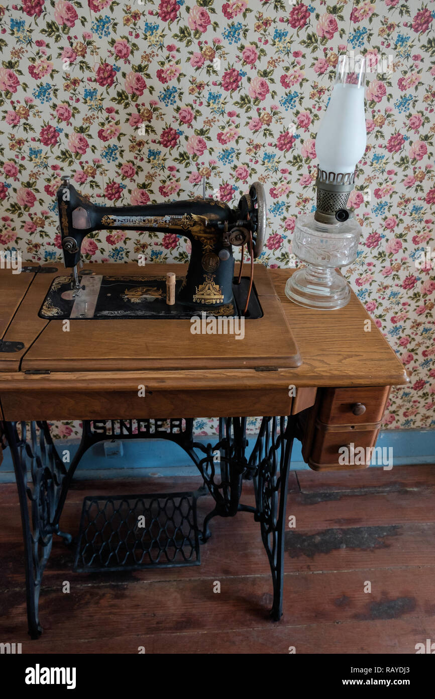 Lámpara y antigua máquina de coser sobre la mesa de trabajo Fotografía de  stock - Alamy