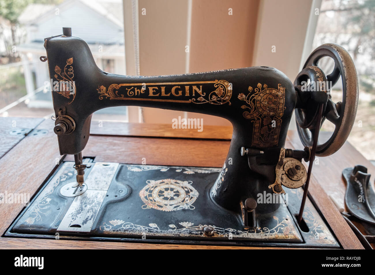 Antigua Máquina de coser de pedal de Elgin en gabinete de madera en Casa  Histórica, Castaños Village, McKinney, Texas Fotografía de stock - Alamy