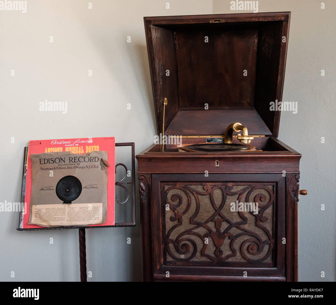 Antiguo jugador de registro en gabinete de madera con soporte de música & Edison registro. Interior de la histórica Casa tejano, Castaños Square Village, McKinney, Texas. Foto de stock